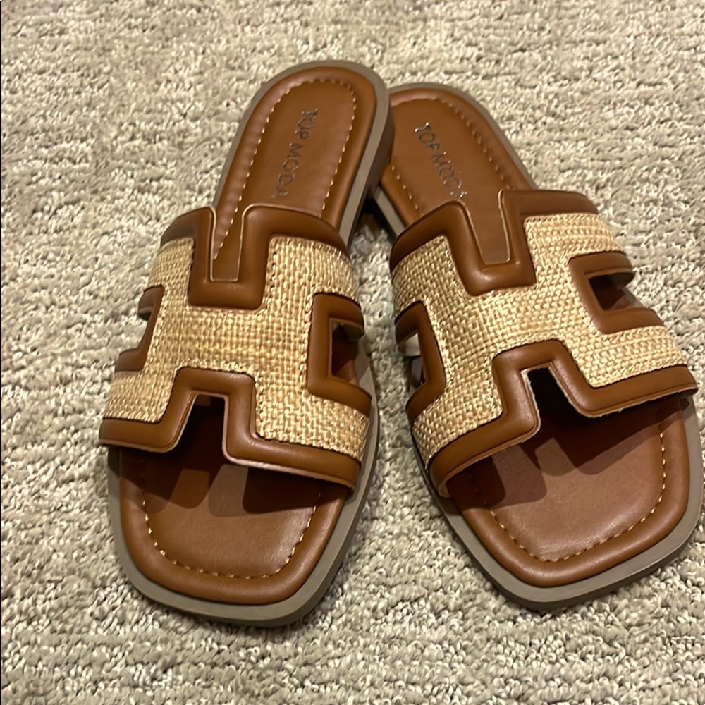 H band slide sandals
Brand new, never been worn